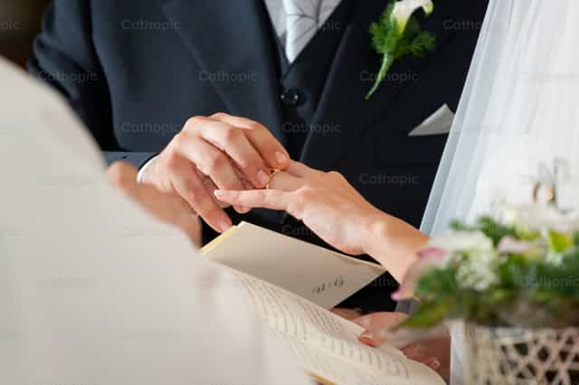 Intercambio de anillos de boda - Banco de imágenes católicas - Fotografía por Antonio Gravante