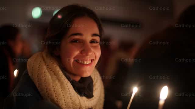 Chica sonriendo - Banco de imágenes católicas
