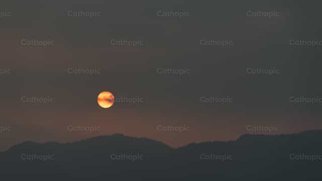 Paisagem abstrata de montanhas com o pôr do sol - Imagens católicas de stock - Foto de Michelangelo Oprandi