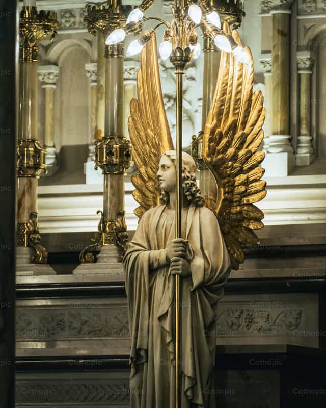 Ángel en la iglesia - Banco de imágenes católicas - Fotografía por Coffee With Damian