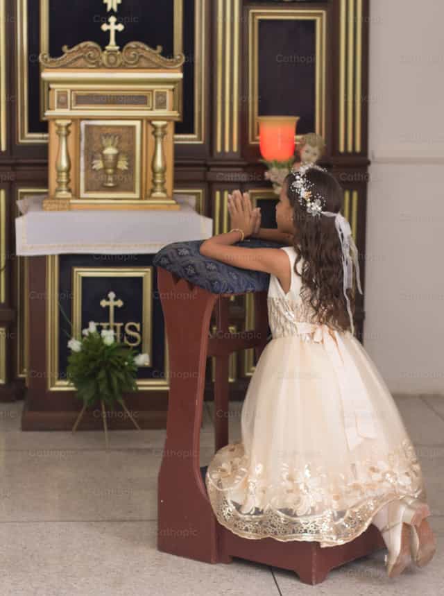 Oración ante el Sagrario - Banco de imágenes católicas - Fotografía por Carlos Daniel