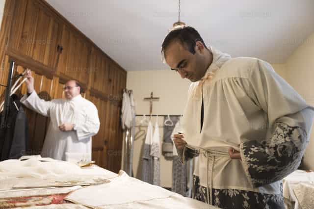 Sacerdote se reviste para la Santa Misa - Banco de imágenes católicas - Fotografía por Álvaro García