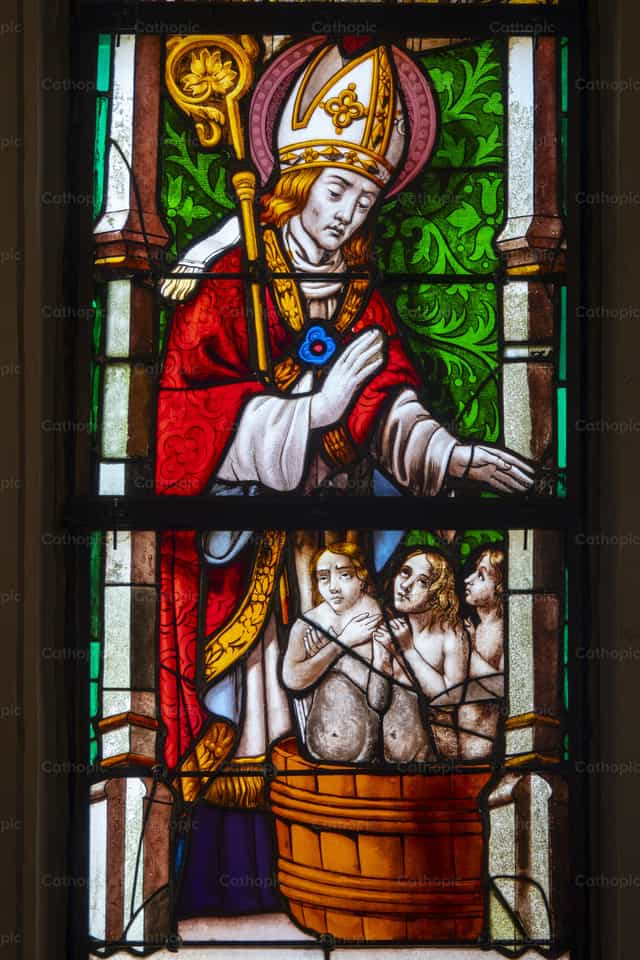 Ventana de vidrieras que representa a San Nicolás - Banco de imágenes católicas - Fotografía por Joan Sutter
