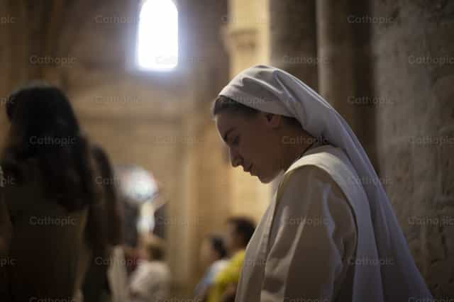 Nun praying - Catholic stock images - Photo by Álvaro García