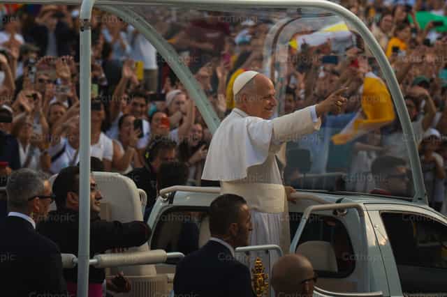 Papst Leo XIV freudig auf einer apostolischen Reise - Katholische Stockfotos