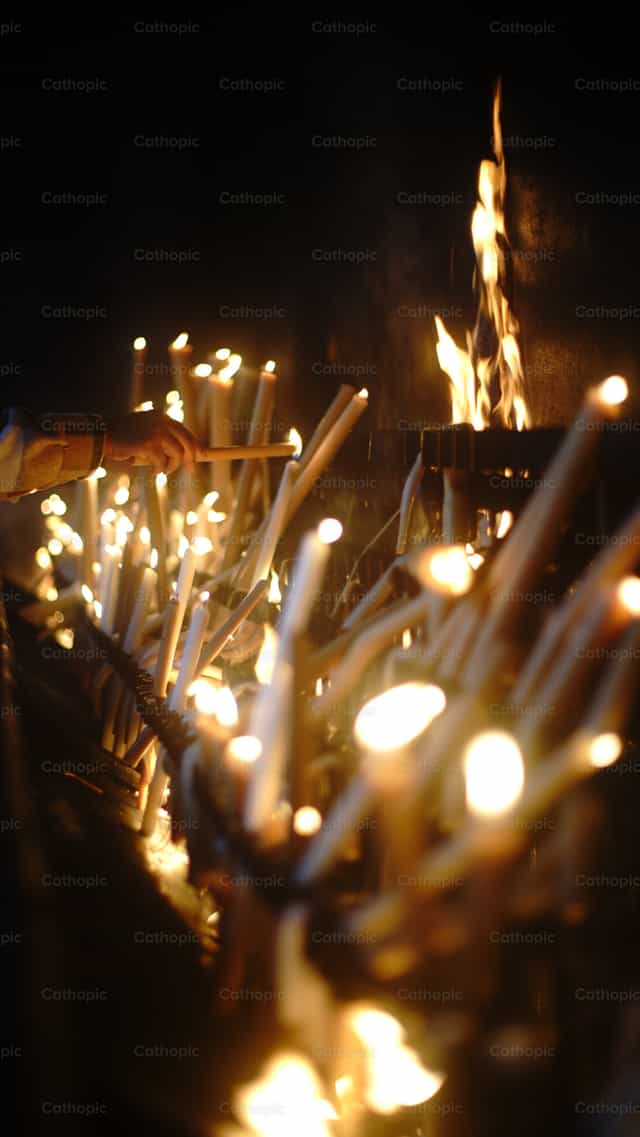 Encender una vela - Banco de imágenes católicas - Fotografía por Lupe Belmonte