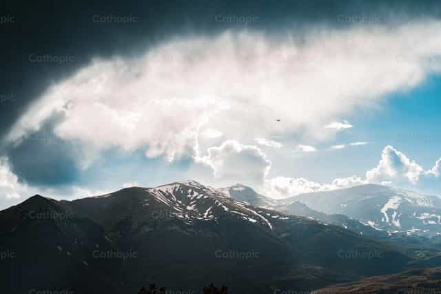 Wolken boven Rinker Peak - Katholieke stockfoto's - Foto door Santiago de la Hoz