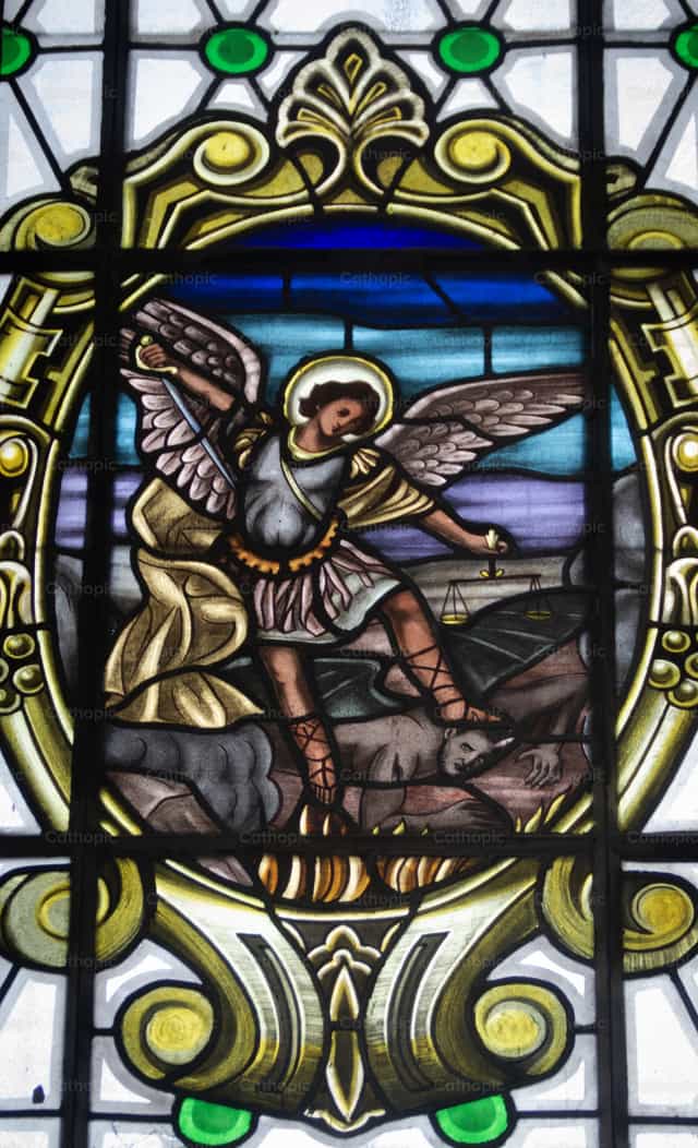 Glasfenster des heiligen Erzengels Michael - Katholische Stockfotos