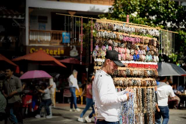 Vendedor de terços - Imagens católicas de stock - Foto de Carolina BR
