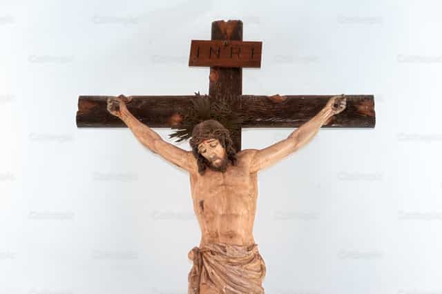 Jesucristo en la cruz - Banco de imágenes católicas - Fotografía por Piero Insfran