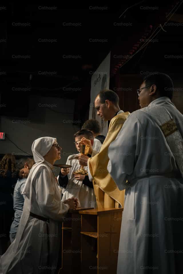 Hermana recibiendo la comunion - Banco de imágenes católicas