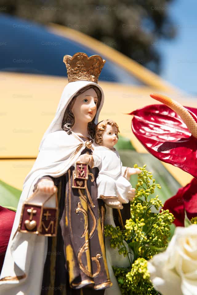 Nostra Signora del Monte Carmelo tra i fiori - Immagini stock cattoliche - Foto di Carolina BR