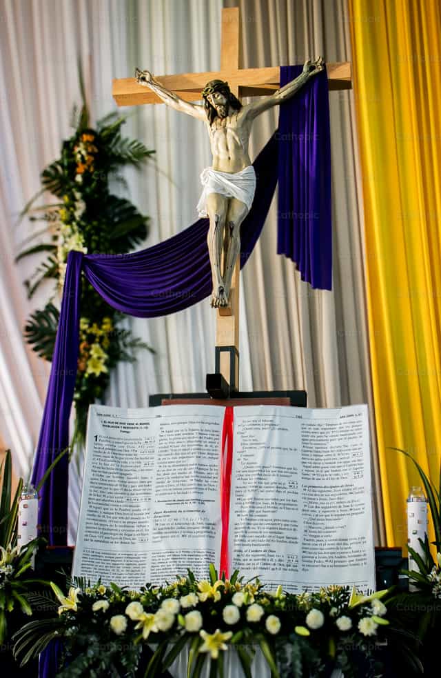 Krus at Biblia - Mga Catholic stock image