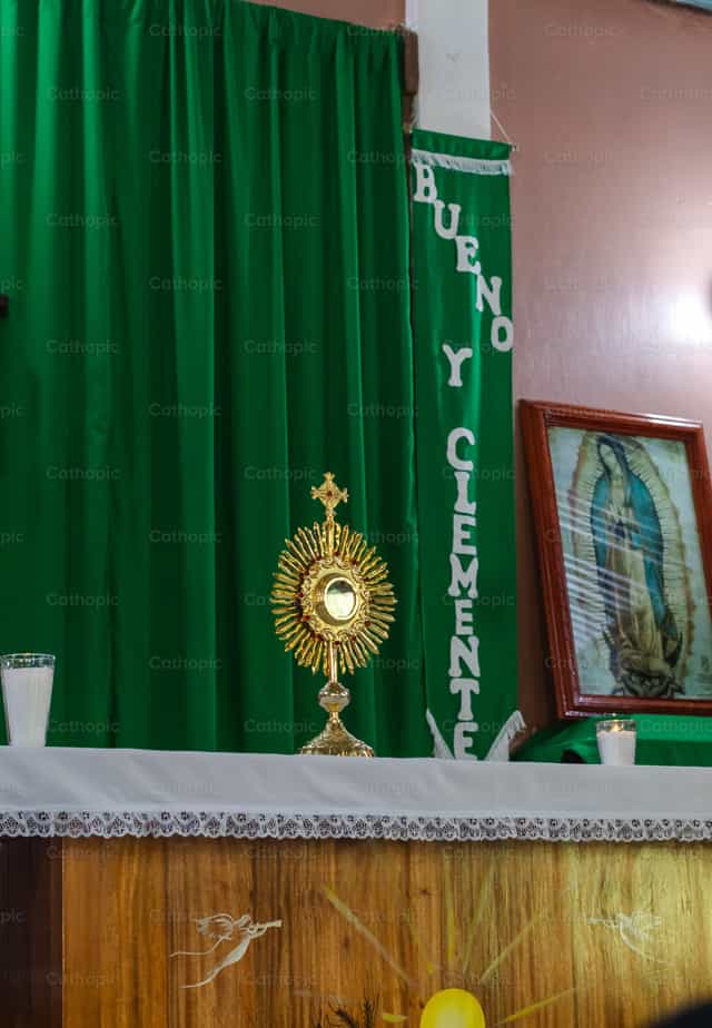 Jesus no altar - Imagens católicas de stock - Foto de fkyjb