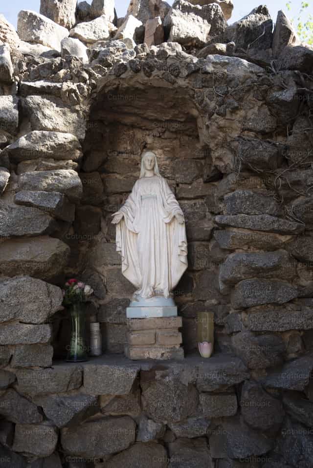 Gruta de Nuestra Señora de la Asuncion - Banco de imágenes católicas - Fotografía por noelia gonzalez