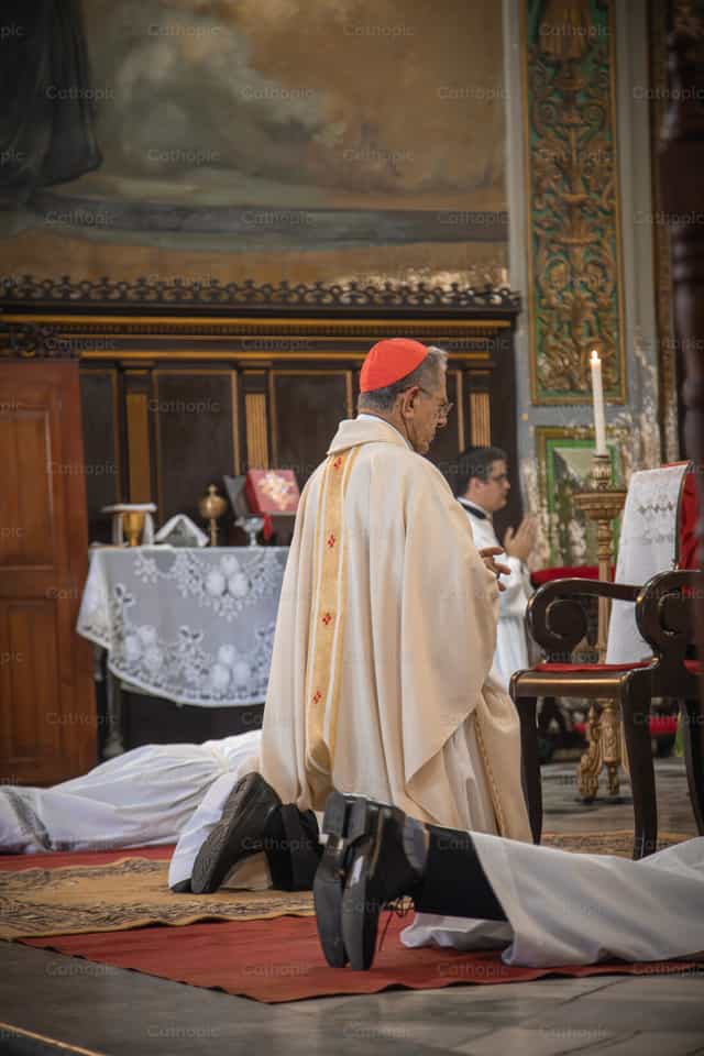 Nananalangin ang Kardinal para sa mga Bagong Saserdote - Mga Catholic stock image - Larawan ni Yandry Fernández Perdomo