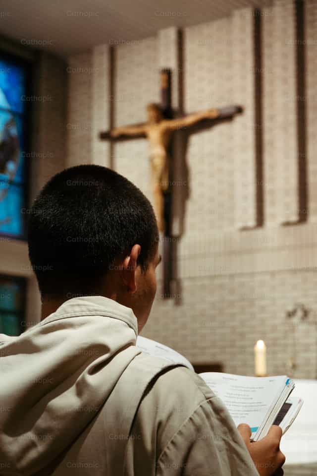 Monjes rezando ante el Crucifijo - Banco de imágenes católicas - Fotografía por Almures Studio