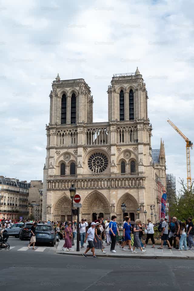 Catedral de Notre-Dame de París - Banco de imágenes católicas - Fotografía por Metod Perme