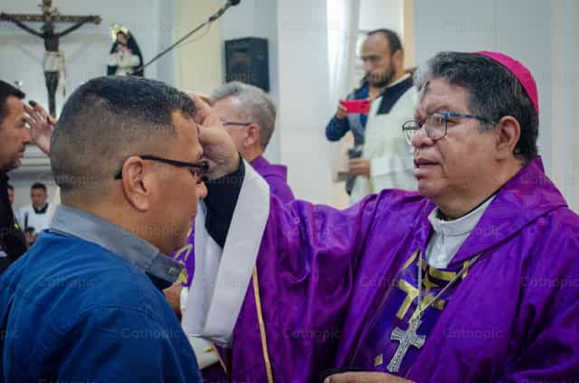 재의 십자가를 놓는 주교 - 가톨릭 스톡 이미지