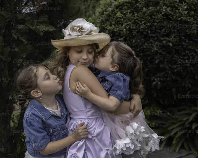 Hermanitas - Banco de imágenes católicas