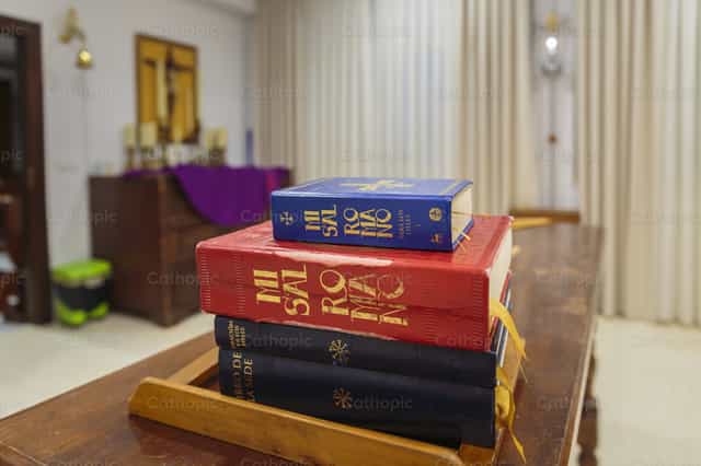 Liturgical books in the sacristy - Banco de imágenes católicas