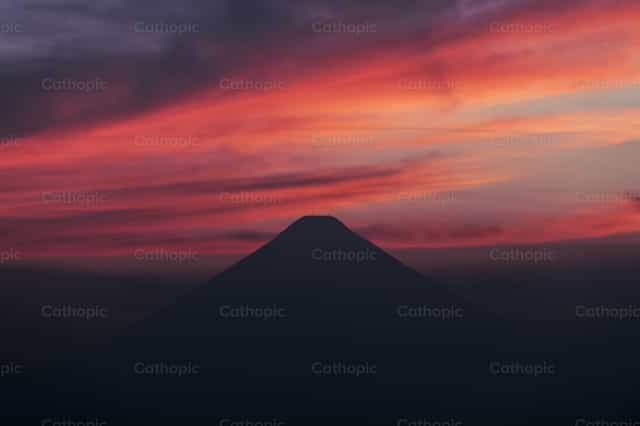 Atardecer sobre el Volcán de Agua, Guatemala - Banco de imágenes católicas