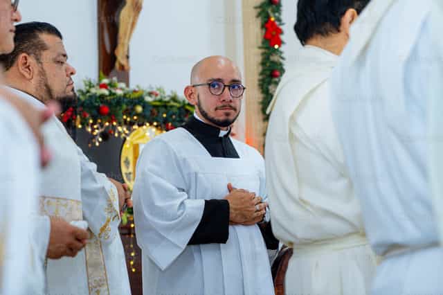 Prêtre à l’autel - Images catholiques de stock - Photo de Hein Palma