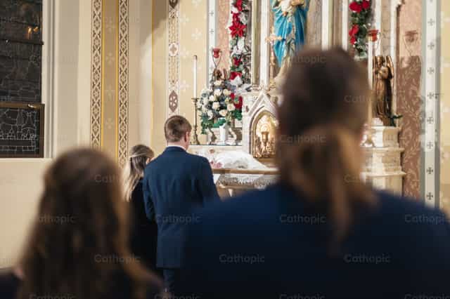 Padres y padrinos rezan por bebé bautizado - Banco de imágenes católicas - Fotografía por Carlos Sierra