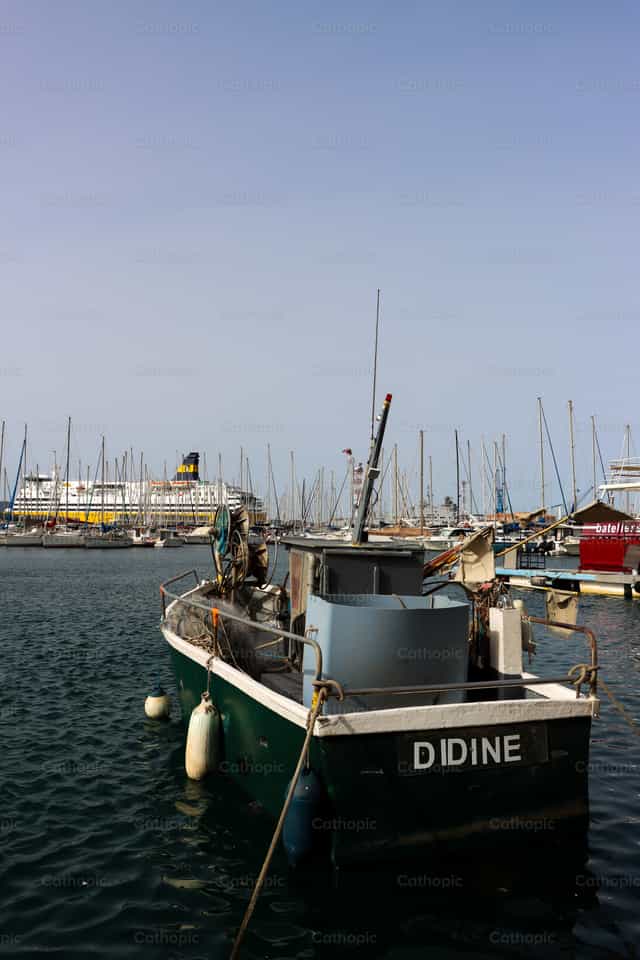 Botes en el muelle - Banco de imágenes católicas