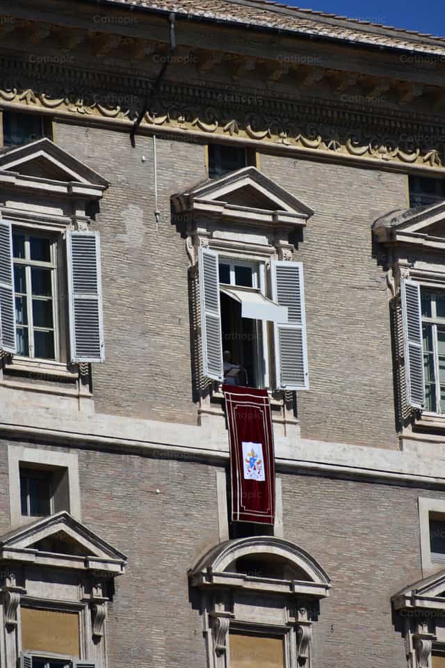 O Angelus na Praça de São Pedro - Imagens católicas de stock