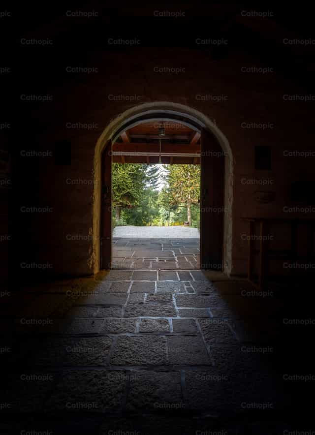 Puerta hacia el bosque - Banco de imágenes católicas