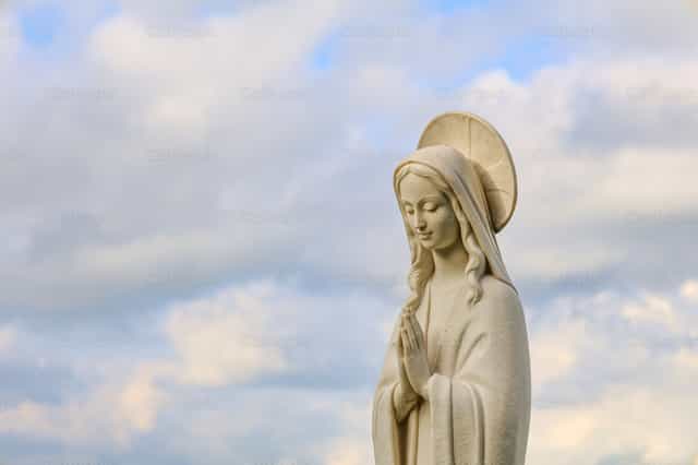 Escultura da Virgem Maria - Imagens católicas de stock