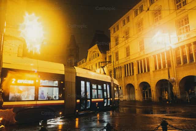 Ciudad de noche - Banco de imágenes católicas - Fotografía por Lupe Belmonte