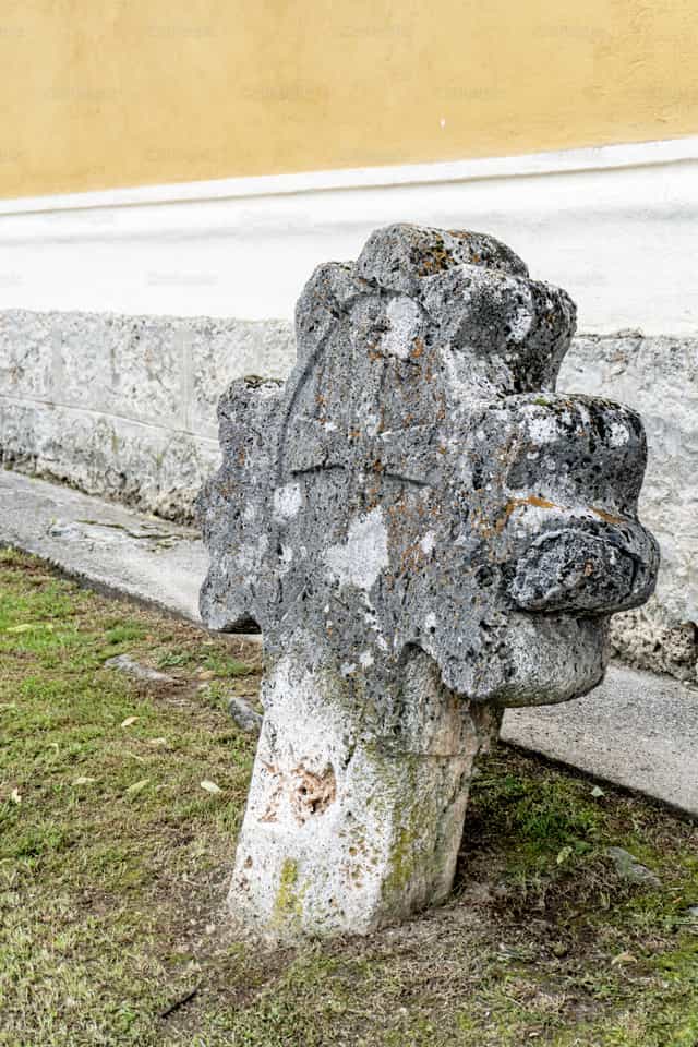 Cruz de piedra - Banco de imágenes católicas - Fotografía por Jakov Pleše