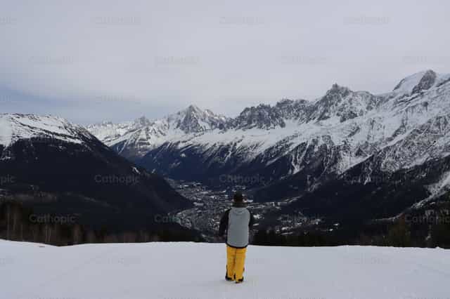 Mann im Schnee - Katholische Stockfotos - Foto von Saul Ibarra