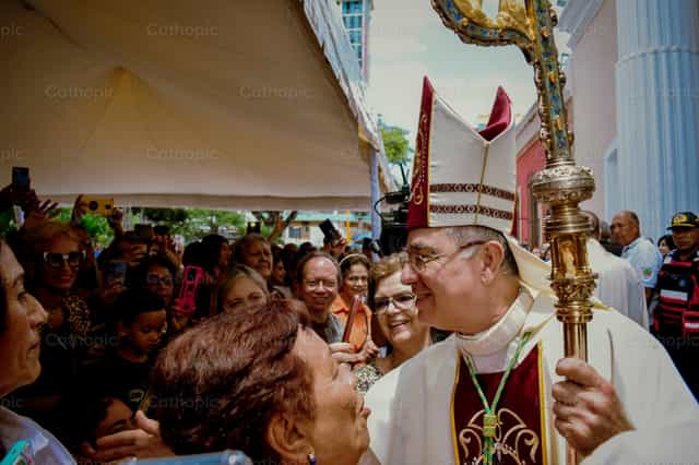O arcebispo se aproxima para cumprimentar os paroquianos - Imagens católicas de stock - Foto de Miguel White
