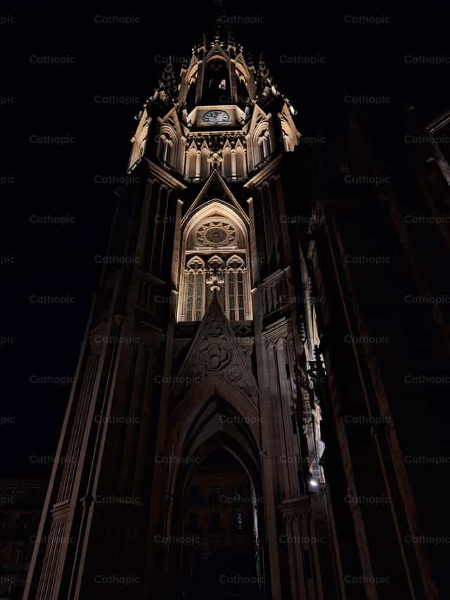Cathédrale du Bon Pasteur la nuit - Images catholiques de stock