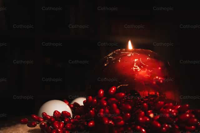 Vela roja de Navidad - Banco de imágenes católicas - Fotografía por Santiago de la Hoz