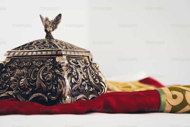 Casulla sacerdotal y relicario - Banco de imágenes católicas - Fotografía por Almures Studio