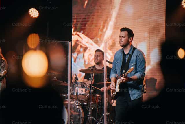 Guitarrista y bajista actuando en el escenario del concierto - Banco de imágenes católicas - Fotografía por Noemí Márquez