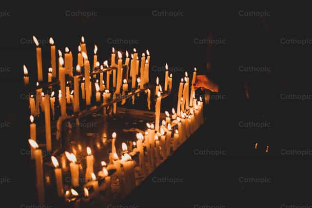 Velas en la iglesia - Banco de imágenes católicas - Fotografía por Antonio Gravante