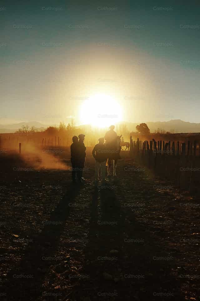 Atardecer en el campo argentino - Banco de imágenes católicas