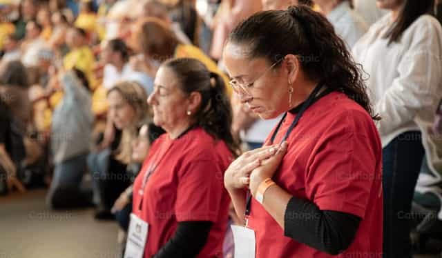 Mulheres em oração - Imagens católicas de stock