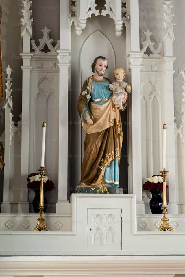 Statue de saint Joseph sur un autel latéral - Images catholiques de stock