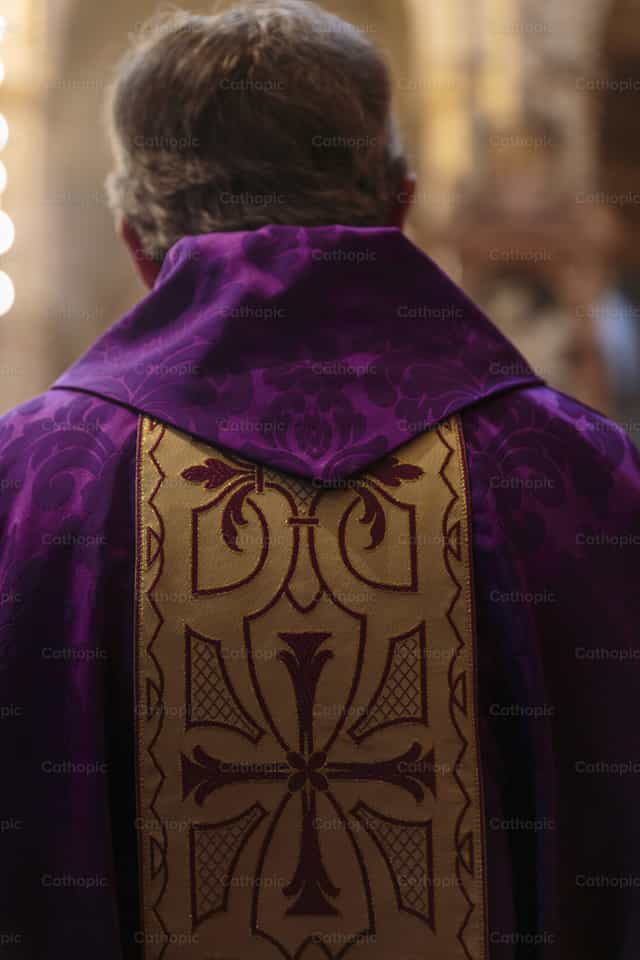 Detalle de una casulla morada - Banco de imágenes católicas