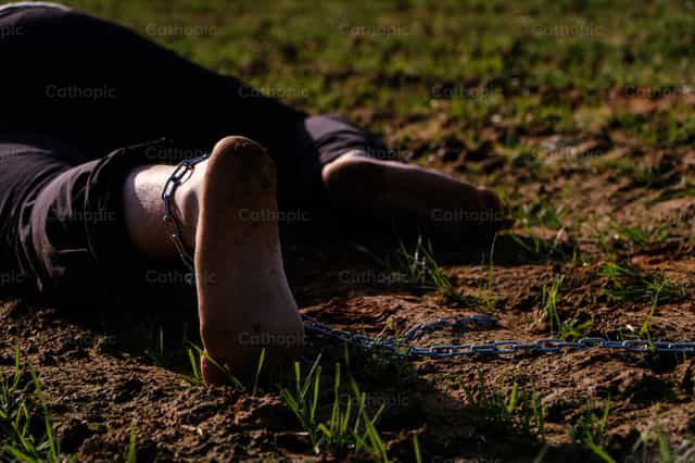 Hombre encadenado por el pecado - Banco de imágenes católicas - Fotografía por Almures Studio