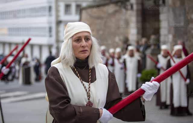 Mujer en procesion en Semana Santa - Banco de imágenes católicas - Fotografía por Yandry Fernández Perdomo