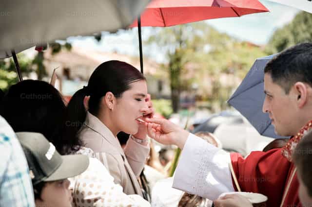 Communion delivery - Catholic stock images - Photo by Carolina BR