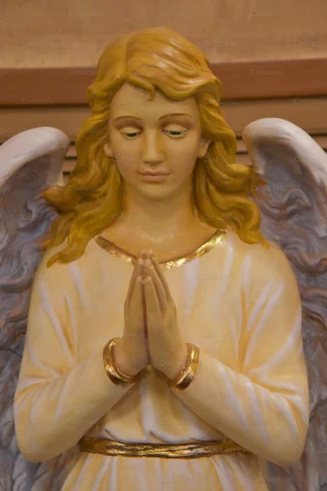 A statue of an angel praying - Catholic stock images - Photo by Luisa Oswalt
