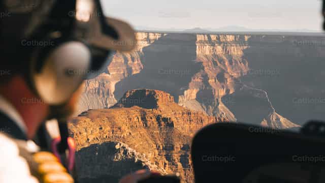 Vuelo en helicoptero sobre el Gran Canon - Banco de imágenes católicas